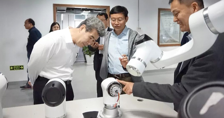 深圳市委常委、常務(wù)副市長劉慶生一行來大族機(jī)器人考察調(diào)研